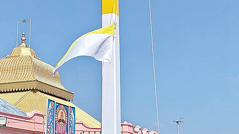 வடலூர் சத்திய ஞான சபையில் நேற்று சன்மார்க்க கொடி ஏற்றப்பட்டது.