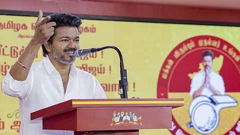 திமுகவை நக்கலடித்து விஜய் சொன்ன ‘திகில்’ குறள்!