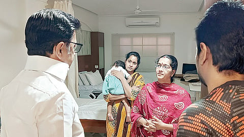 சென்னை அப்போலோ மருத்துவமனையில் சிகிச்சை பெற்று வரும் பாஜக மூத்த தலைவர் ஹெச்.ராஜாவின் குடும்பத்தினரிடம் நலம் விசாரித்த முதல்வர் மு.க.ஸ்டாலின். உடன், துணை முதல்வர் உதயநிதி ஸ்டாலின்.