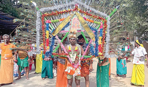 பழநி கோயிலுக்கு அலகு குத்தி, காவடி எடுத்து வந்த பக்தர்.