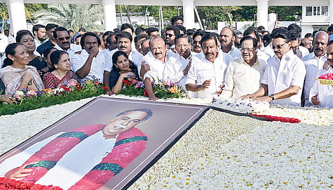 மறைந்த முன்னாள் முதல்வர் அண்ணாவின் 57-வது நினைவு நாளையொட்டி மெரினா கடற்கரையில் உள்ள அவரது நினைவிடத்தில் முதல்வர் ஸ்டாலின் மலர்வளையம் வைத்து அஞ்சலி செலுத்தினார். உடன் அமைச்சர்கள் துரைமுருகன், கே.என்.நேரு உள்ளிட்டோர்.