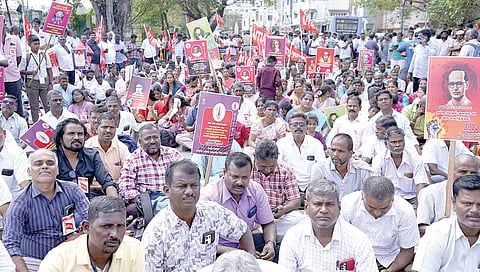 பல்வேறு கோரிக்கைகளை வலியுறுத்தி, ஏஐடியுசி டாஸ்மாக் ஊழியர்கள், சென்னை எழும்பூரில் உள்ள டாஸ்மாக் நிர்வாக இயக்குநர் அலுவலகம் அருகில் நேற்று முற்றுகைப் போராட்டத்தில் ஈடுபட்டனர். | படம்: எல்.சீனிவாசன் |