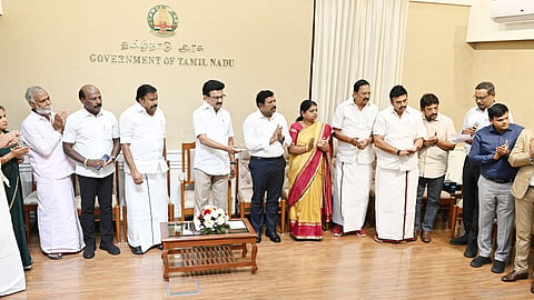 சென்னை தலைமைச் செயலகத்தில் நேற்று நகராட்சி நிர்வாகம், குடிநீர் வழங்கல் துறை சார்பில் பல கோடி மதிப்பிலான முடிவுற்ற திட்டப் பணிகளை காணொலி வாயிலாக திறந்துவைத்த முதல்வர் மு.க.ஸ்டாலின், புதிய திட்டப் பணிகளுக்கு அடிக்கல் நாட்டிவைத்தார். உடன், அமைச்சர்கள், உயரதிகாரிகள்.