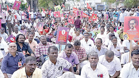 டாஸ்மாக் பணியாளர்கள் 2-வது நாளாக போராட்டம்: தலைமை அலுவலகத்தை முற்றுகையிட முயன்றதால் கைது