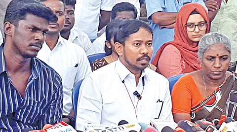 மடப்புரத்தில் செய்தியாளர்களுக்குப் பேட்டியளித்த அஜித்குமாரின் தாயார் மாலதி, வழக்கறிஞர் கணேஷ்குமார் உள்ளிட்டோர்.