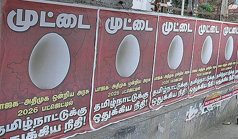கோவை சிங்காநல்லூர் பகுதியில் மத்திய பட்ஜெட்டை விமர்சித்து ஒட்டப்பட்டிருந்த சுவரொட்டிகள். | படம்: ஜெ.மனோகரன் |