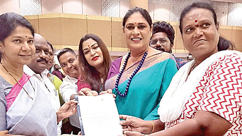 கனிமொழியிடம் திமுக தேர்தல் அறிக்கைக்கான கோரிக்கைகள் அடங்கிய மனுவை பல்வேறு அமைப்புகளைச் சேர்ந்தவர்கள் வழங்கினர்.