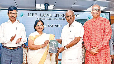 மதுரையில் நேற்று உயர் நீதிமன்ற நீதிபதி என்.ஆனந்த் வெங்கடேஷ் எழுதிய ‘நீதிபதி பார்வைகள்: வாழ்க்கை, சட்டம் மற்றும் இலக்கியம்’ என்ற நூலை உயர் நீதிமன்ற நீதிபதிஎல்.விக்டோரியா கௌரி வெளியிட, பட்டிமன்ற நடுவர் சாலமன் பாப்பையா பெற்றுக்கொண்டார். உடன், தமிழக அரசின் முன்னாள் தலைமைச் செயலர் வெ.இறையன்பு படம்: எஸ்.கிருஷ்ணமூர்த்தி