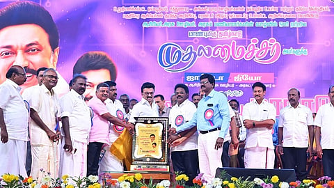ஜாக்டோ-ஜியோ கூட்டமைப்பு சார்பில் சென்னையில் நேற்று நடைபெற்ற நன்றி தெரிவிக்கும் மாநாட்டில் முதல்வர் ஸ்டாலினுக்கு நிர்வாகிகள் சார்பில் நினைவுப் பரிசு வழங்கப்பட்டது.