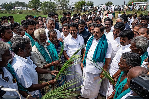 தஞ்சாவூர் அருகே விவசாயிகளிடம் பாதிப்புகளை கேட்டறிந்த அதிமுக பொதுச் செயலாளர் பழனிசாமி | படங்கள்: ஆர்.வெங்கடேஷ்