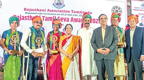 ராஜஸ்தானி அசோசியேஷன் தமிழ்நாடு சார்பில், தமிழ்நாடு டாக்டர் எம்ஜிஆர் மருத்துவ பல்கலைக்கழக முன்னாள் துணைவேந்தர் சுதா சேஷய்யன், மேற்கு மாம்பலம் பொது சுகாதார மையத் தலைவர் சுவாமிநாதன், மயிலாப்பூர் கபாலீஸ்வரர் கோயில் தலைமை ஓதுவார் பி.சற்குருநாதன், பயிர் அறக்கட்டளையின் தலைவர் வி.ஆராயி, வழக்கறிஞர் கே.ஆர்.ராஜாஆகியோருக்கு ‘ராஜஸ்தானி - தமிழ் சேவா’ விருதுகளை உச்ச நீதிமன்ற நீதிபதி ஆர்.மகாதேவன் வழங்கினார். ‘இந்து’ என்.ரவி, ராஜஸ்தானி அசோசியேஷன் தமிழ்நாடு தலைவர் நரேந்திர ஸ்ரீஸ்ரீமால், பொதுச் செயலாளர் தினேஷ் போத்தாரி உள்ளிட்டோர் உடனிருந்தனர்.