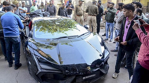 கான்பூர்: தொழிலதிபரின் மகன் ஓட்டிய சொகுசு கார் மோதி விபத்து - 6 பேர் காயம்