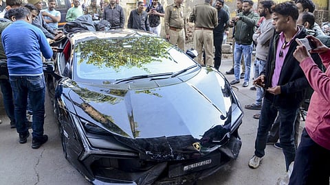 உ.பி.யில் தொழிலதிபரின் மகன் ஓட்டிய அதிவேக சொகுசு கார் மோதி 6 பேர் காயம்