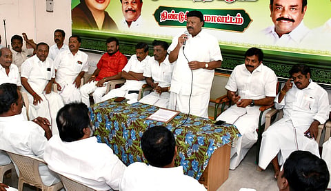 திண்டுக்கல் அதிமுக நிர்வாகிகள் ஆலோசனைக் கூட்டத்தில் பேசிய திண்டுக்கல் சீனிவாசன்.