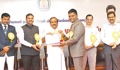கொத்தடிமை தொழிலாளர் முறை ஒழிப்பு தின நிகழ்ச்சி சென்னை தி.நகரில் நேற்று நடைபெற்றது. இதில் தொழிலாளர் நலன் மற்றும் திறன் மேம்பாட்டுத் துறை அமைச்சர் சி.வி.கணேசன் கலந்துகொண்டு, கொத்தடிமை தொழிலாளர் மீட்பு பணியில் சிறப்பாகப் பணிபுரிந்த கடலூர் மாவட்டம் சிதம்பரம் சார் ஆட்சியர் கிஷன் குமாருக்கு கேடயம் மற்றும் பாராட்டுச் சான்றிதழ் வழங்கினார்.