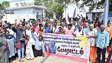 மாதாந்திர உதவித் தொகையை உயர்த்தி வழங்கக்கோரி 2-வது நாளாக மாற்றுத் திறனாளிகள் போராட்டம்