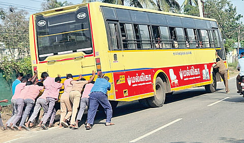 திருவாரூர்: பழுதாகி நின்ற அரசு பேருந்தை தள்ளிச் சென்ற பள்ளி மாணவர்கள்