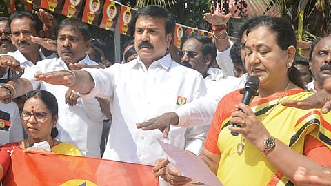 தேமுதிகவின் 26 ஆம் ஆண்டு கொடி நாளை முன்னிட்டு கட்சியின் பொதுச்செயலாளர் பிரேமலதாவும் நிர்வாகிகளும் உறுதி மொழி ஏற்றுக்கொண்டனர்.