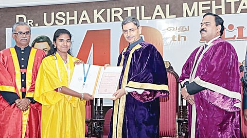 கோவை பாரதியார் பல்கலை.யில் நேற்று நடைபெற்ற பட்டமளிப்பு விழாவில் மாணவிக்கு பட்டம் வழங்கினார் ஆளுநர் ஆர்.என்.ரவி. உடன், ஹோமிபாபா தேசிய கல்வி நிறுவன துணைவேந்தர் காமாட்சி முதலி, உயர்கல்வி துறைச் செயலர் பொ.சங்கர் உள்ளிட்டோர்.