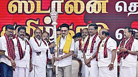 திருப்பத்தூர் மாவட்டம் ஜோலார்பேட்டை அடுத்த மண்டலவாடியில் நேற்று மாலை திமுக மண்டல வாக்குச்சாவடி பயிற்சி மாநாட்டில் பங்கேற்ற முதல்வர் மு.க.ஸ்டாலினுக்கு அமைச்சர் எ.வ.வேலு மற்றும் நிர்வாகிகள் வெள்ளி செங்கோல் வழங்கினர். படம்:ந.சரவணன்