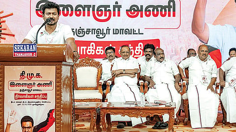 தஞ்சாவூர் மாவட்டம் செங்கிப்பட்டியில் நேற்று நடைபெற்ற திமுக இளைஞரணி கூட்டத்தில் பேசிய துணை முதல்வர் உதயநிதி ஸ்டாலின். உடன் அமைச்சர்கள் கோவி.செழியன், அன்பில் மகேஸ் பொய்யாமொழி, ரகுபதி, எம்.பி. ச.முரசொலி உள்ளிட்டோர்.படம்: ஆர்.வெங்கடேஷ்