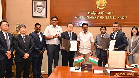 திருவள்ளூர் மாவட்டத்தில் செமிகண்டக்டர் தொடர்பான உற்பத்தி ஆலை அமைக்க முதல்வர் ஸ்டாலின் முன்னிலையில் ஜப்பானின் மினிபியா மிட்சுமி நிறுவனத்துடன் நேற்று புரிந்துணர்வு ஒப்பந்தம் கையெழுத்தானது. உடன் தொழில், வர்த்தகத் துறை அமைச்சர் டிஆர்பி. ராஜா, தலைமைச் செயலர் நா.முருகானந்தம், தொழில் துறை செயலர் அருண்ராய், வழிகாட்டி நிறுவனத்தின் நிர்வாக இயக்குநர் தாரேஸ் அகமது, மினிபியா நிறுவனத்தின் நிர்வாகிகள், அதிகாரிகள்.