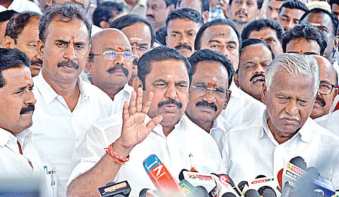 ‘இனி நமக்குள் பிரிவில்லை; எஃகு கோட்டையை எவராலும் அசைக்க முடியாது’ - அதிமுக ட்வீட்