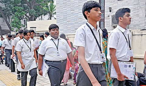சென்னை கோபாலபுரம் டிஏவி பள்ளியில் தேர்வு எழுத வந்த பல்வேறு பள்ளிகளைச் சேர்ந்த சிபிஎஸ்இ பள்ளி மாணவர்கள். | படம்: ம.பிரபு |
