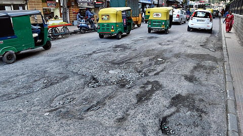 உயிரைக் குடிக்கும் சாலைப் பள்ளங்கள்!