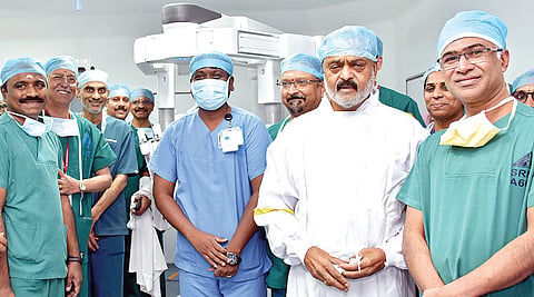 சென்னை போருரில் உள்ள ராமச்சந்திரா மருத்துவமனையில் சிக்கலான அறுவை சிகிச்சை களை மேற்கொள்வதற்காக, நவீன ரோபோடிக் தொழில்நுட்ப கருவியின் பயன்பாட்டை, ராமச்சந்திரா உயர் கல்வி மற்றும் ஆராய்ச்சி நிறுவனத்தின் வேந்தர் வி.ஆர்.வெங்கடாசலம் தொடங்கி வைத்தார். துணைவேந்தர் மருத்துவர் உமா சேகர், இணை துணைவேந்தர் மருத்துவர் மகேஷ் வக்கமுடி, மருத்துவக் கல்லூரி தலைவர் மருத்துவர் கே.பாலாஜி சிங், பதிவாளர் மருத்துவர் எஸ்.செந்தில்குமார், மருத்துவ இயக்குநர் மருத்துவர் ஆர்.பி.சுதாகர் சிங், மருத்துவ கண்காணிப்பாளர் மருத்துவர் பி.சுரேந்திரன் உள்ளிட்டோர் உடன் உள்ளனர்.