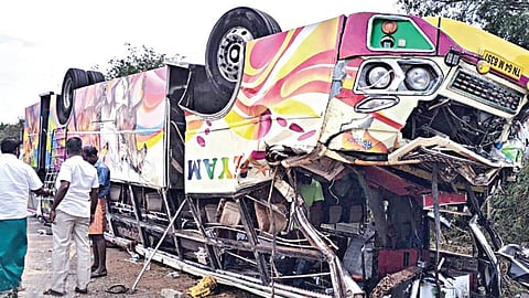தேனி மாவட்டம் ஆண்டிபட்டி அருகே காரில் மோதி தலைகுப்புறக் கவிழ்ந்த தனியார் பேருந்து.