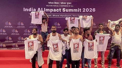 டெல்லி ஏஐ உச்சி மாநாட்டில் காங்கிரஸ் தொண்டர்கள் ஆடையை களைந்து போராட்டம்