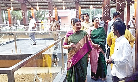 சிவகங்கை மாவட்டம் திருப்புவனம் அருகே கீழடியில் உள்ள திறந்தவெளி அகழ் வைப்பகத்தை நேற்று பார்வையிட்டார் முதல்வர் ஸ்டாலின் மனைவி துர்கா ஸ்டாலின்.