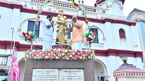 ராணி வேலுநாச்சியார் சிலைக்கு மாலை அணிவித்து மரியாதை செய்த குடியரசு துணைத் தலைவர் சி.பி.ராதாகிருஷ்ணன். உடன் நயினார் நாகேந்திரன்.