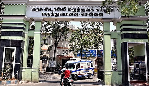 அரசு ஸ்டான்லி மருத்துவமனை டீன் அறையில் மேற்கூரை இடிந்து விழுந்து பெண் காயம்