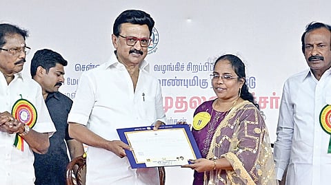சென்னை பெரம்பூர் டான்பாஸ்கோ பள்ளி வளாகத்தில் நேற்று நடைபெற்ற நிகழ்ச்சியில், கொளத்தூர் சட்டப்பேரவை தொகுதிக்கு உட்பட்ட பகுதிகளைச் சார்ந்த 2007 பயனாளிகளுக்கு இலவச வீட்டுமனைப் பட்டாக்களை முதல்வர் ஸ்டாலின் வழங்கினார். உடன் அமைச்சர்கள் கே.கே.எஸ்.எஸ்.ஆர்.ராமச்சந்திரன், சு.முத்துசாமி.