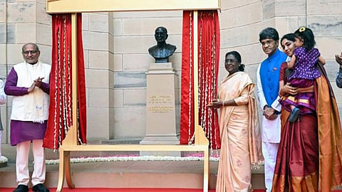 குடியரசு தலைவர் மாளிகையில் மூதறிஞர் ராஜாஜி விழா: மார்பளவு சிலையை திரவுபதி முர்மு திறந்து வைத்தார்