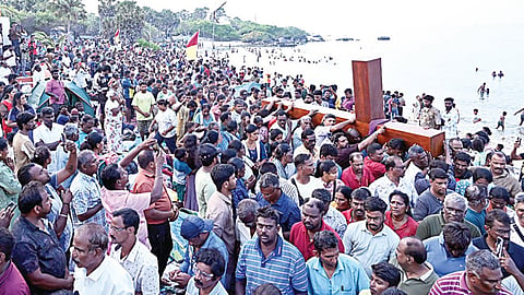 கச்சத்தீவில் புனித அந்தோணியார் ஆலயத் திருவிழாவை முன்னிட்டு நேற்று நடைபெற்ற சிலுவைப் பாதை நிகழ்ச்சியில் பங்கேற்றோர். | படம்: எல்.பாலச்சந்தர் |