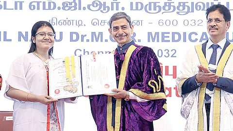 சென்னை கிண்டியில் உள்ள தமிழ்நாடு டாக்டர் எம்ஜிஆர் மருத்துவ பல்கலைக்கழக பட்டமளிப்பு விழாவில், தமிழக ஆளுநரும், பல்கலைக்கழக வேந்தருமான ஆர்.என்.ரவி தலைமை ஏற்று, மாணவர்களுக்கு பட்டங்களை வழங்கினார். உடன் லக்னோ சஞ்சய் காந்தி முதுகலை மருத்துவ அறிவியல் நிறுவன இயக்குநர் மருத்துவர் ரா.கி.திமான், பல்கலைக்கழக துணைவேந்தர் பேராசிரியர் கி.நாராயணசாமி, பதிவாளர் மருத்துவர் கே.சிவசங்கீதா.