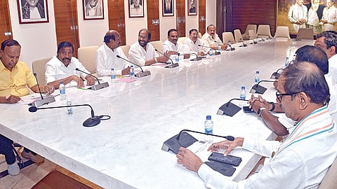 தமிழக சட்டமன்றத் தேர்தலில் தொகுதி பங்கீடு குறித்து காங்கிரஸ் தலைவர்கள் அண்ணா அறிவாலயத்தில் திமுக தேர்தல் பொறுப்பாளர்களுடன் நேற்று பேச்சுவார்த்தை நடத்தினர்.