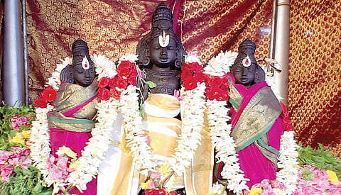கும்பகோணம் வரதராஜ பெருமாள் கோயிலில் சிறப்பு அலங்காரத்தில் காட்சியளித்த ஸ்ரீதேவி, பூதேவி உடனாய அத்திவரதரை நீண்ட வரிசையில் நின்று ஏராளமான பக்தர்கள் தரிசனம் செய்தனர்.| படம்: சி.எஸ்.ஆறுமுகம் |