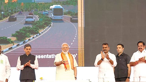 மதுரையில் நடைபெற்ற அரசு விழாவில் நான்கு வழிச்சாலை திட்டங்களுக்கு அடிக்கல், மறுசீரமைக்கப்பட்ட ரயில் நிலையங்கள் திறப்பு உள்பட பல்வேறு திட்டங்களை பிரதமர் மோடி தொடங்கி வைத்தார். உடன் ஆளுநர் ஆர்.என்.ரவி, மத்திய இணை அமைச்சர் முருகன், அமைச்சர் எ.வ.வேலு, எதிர்க்கட்சித் தலைவர் பழனிசாமி, தமிழக பாஜக தலைவர் நயினார் நாகேந்திரன்.