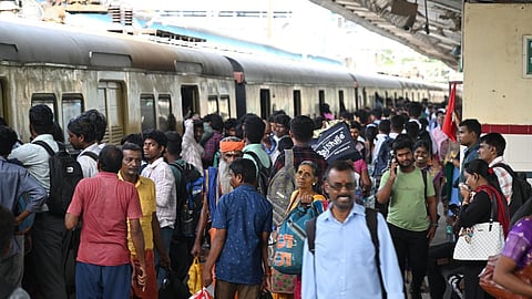 கடற்கரை - செங்கல்பட்டு தடத்தில் மின்சார ரயில் சேவை பாதிப்பு தொடர்கிறது: 11-வது நாளாக பயணிகள் கடும் அவதி