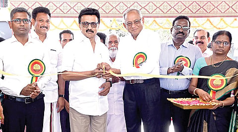 தேவிபாலியம்மன் மற்றும் இளங்காளியம்மன் கோயில் சார்பில் கொளத்தூர், ராஜாஜி நகரில் ரூ.11.88 கோடி செலவில் கட்டப்பட்டுள்ள மூத்த குடிமக்கள் உறைவிடத்தை முதல்வர் மு.க.ஸ்டாலின் திறந்து வைத்தார். நிகழ்ச்சியில், அமைச்சர்கள் பி.கே.சேகர்பாபு, அன்பில் மகேஸ், மேயர் பிரியா, டாக்டர் கலாநிதி வீராசாமி எம்.பி. டி.வி.எஸ். குழுமத்தின் தலைவர் வேணு சீனிவாசன், துறை செயலாளர் க.மணிவாசன், இந்து சமய அறநிலையத் துறை ஆணையர் பி.என்.தர் மற்றும் அரசு உயர் அலுவலர்கள் கலந்து கொண்டனர்.