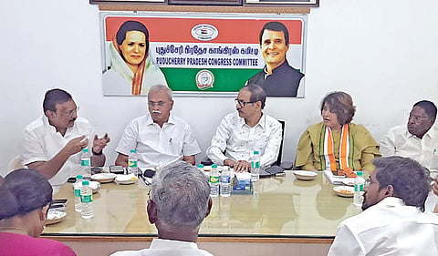 புதுச்சேரி காங்கிரஸ் அலுவலகத்தில் காங்கிரஸ் தலைவர்களுடன் பேசும் மேலிட பொறுப்பாளர் கிரிஷ் சோடங்கர்.