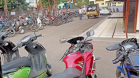 சிங்கிள் ஸ்கிரீன் திரையரங்குகளில் பார்க்கிங் கட்டணம் ரத்து: தெலங்கானா ஐகோர்ட் உத்தரவு