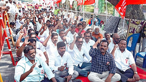 சென்னை: கோரிக்கைகளை வலியுறுத்தி டாஸ்மாக் பணியாளர்கள் மீண்டும் காத்திருப்பு போராட்டம்