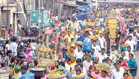 திருச்சி சமயபுரம் மாரியம்மன் கோயிலில் நேற்று தொடங்கிய பூச்சொரிதல் விழாவையொட்டி அம்மனுக்கு சாற்றுவதற்காக பூ தட்டுகளை எடுத்துக் கொண்டு கோயிலுக்கு ஊர்வலமாகச் சென்ற கோயில் நிர்வாகத்தினர் மற்றும் பக்தர்கள். படம்: ர.செல்வமுத்துகுமார்