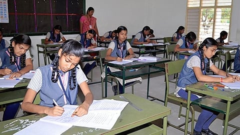 10-ம் வகுப்பு பொதுத் தேர்வு நாளை தொடக்கம்