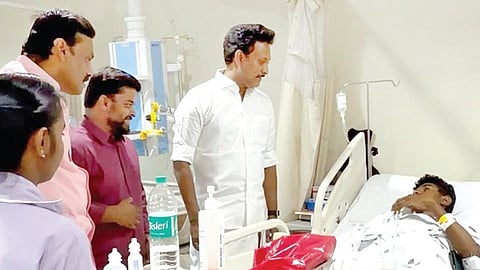 தஞ்சாவூரில் தனியார் மருத்துவமனையில் சிகிச்சை பெற்று வரும் மாணவர் ஷாரூனுக்கு ஆறுதல் கூறிய அமைச்சர் அன்பில் மகேஸ் பொய்யாமொழி, எம்.பி. ச.முரசொலி.